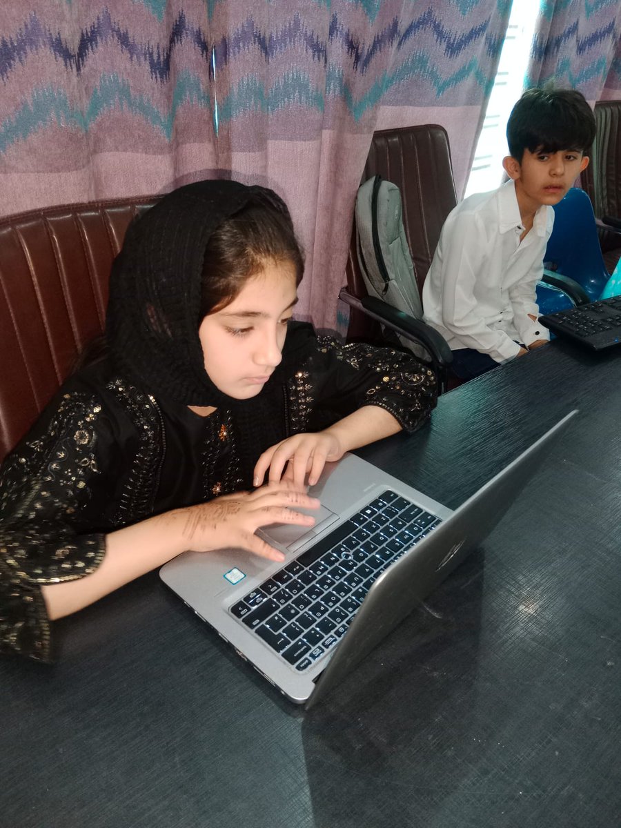 Coding4KidsPK's tweet image. Step Counter via #BBCmicrobit Fun & learning altogathrer، with #BBCmicrobit & makecode IDE
#Coding4KidsPK