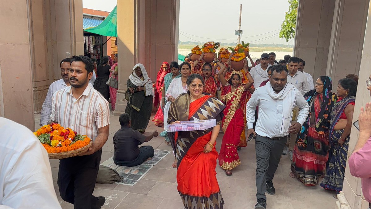 अक्षय तृतीया के अवसर पर *जिलाधिकारी प्रियंका निरंजन* ने सिटी विकास खंड स्थित ग्राम खजुरी के किरन महिला ग्राम संगठन स्वयं सहायता समूह  के द्वारा स्थापित पावर हैण्ड लूम द्वारा तैयार पहला चुनरी/साड़ी को विंध्याचल पहुंच कर पूजन अर्चन के साथ मां विंध्यवासिनी देवी को किया अर्पित।SHG