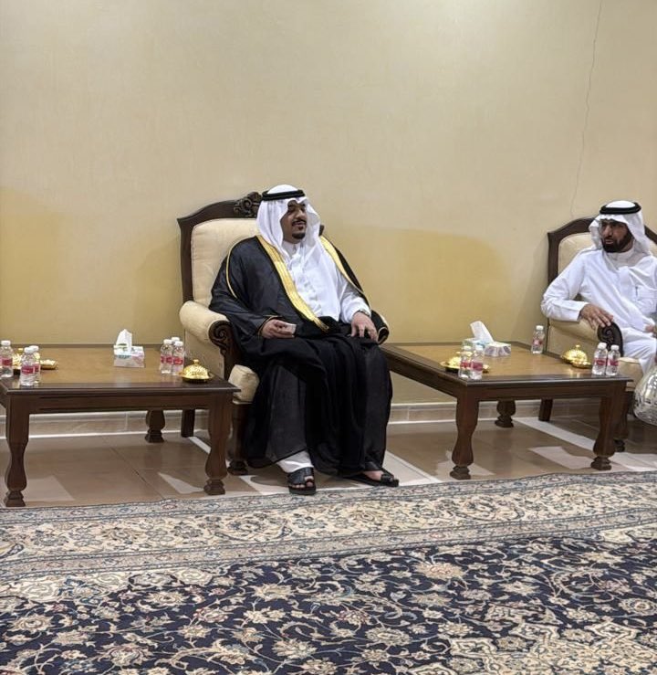 نائب أمير منطقة الرياض صاحب السمو الملكي الأمير محمد بن عبدالرحمن بن عبدالعزيز آل سعود يقوم بزيارة وتعزية إخوة وأبناء الفقيد الشيخ ناصر بن محمد بن هديب آل عبدالله - رحمه الله - و ذلك في مقر العزاء بمدينة الرياض.