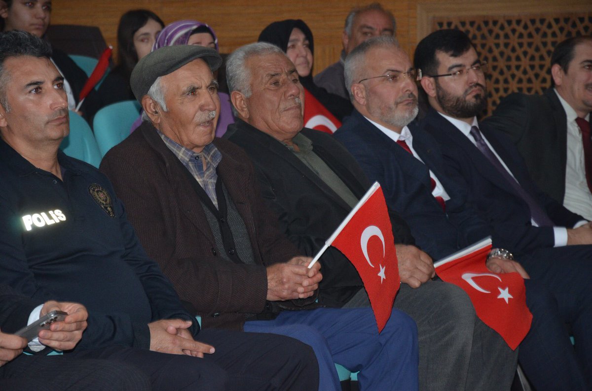 Aile ve Sosyal Hizmetler Bakanlığımızın 81 ilde düzenlediği "Vatan ve Kahramanlık Buluşmaları" etkinliğinde 2025 yılı ikinci durağımız Sarıkaya ilçemiz oldu ve büyük bir coşkuyla gerçekleştirildi. Bu anlamlı buluşma, İl Müdürlüğümüz ve Sosyal Dayanışma Vakfı koordinasyonunda,