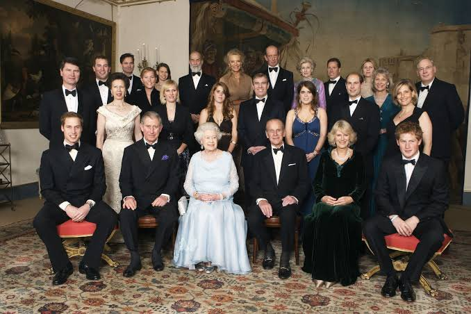 VirtudMental's tweet photo. La reina Isabel gobernó Gran Bretaña durante más de 70 años, convirtiéndose en la monarca con más años de servicio en la historia británica gracias a sus habilidades diplomáticas.  

Su vida estuvo llena de escándalos, desde amoríos secretos y encuentros con espías hasta dramas familiares internos hasta su muerte a los 97 años.  

Descubramos hechos desconocidos de los relatos de su vida que hacen de su reinado uno de los más debatidos de la historia.