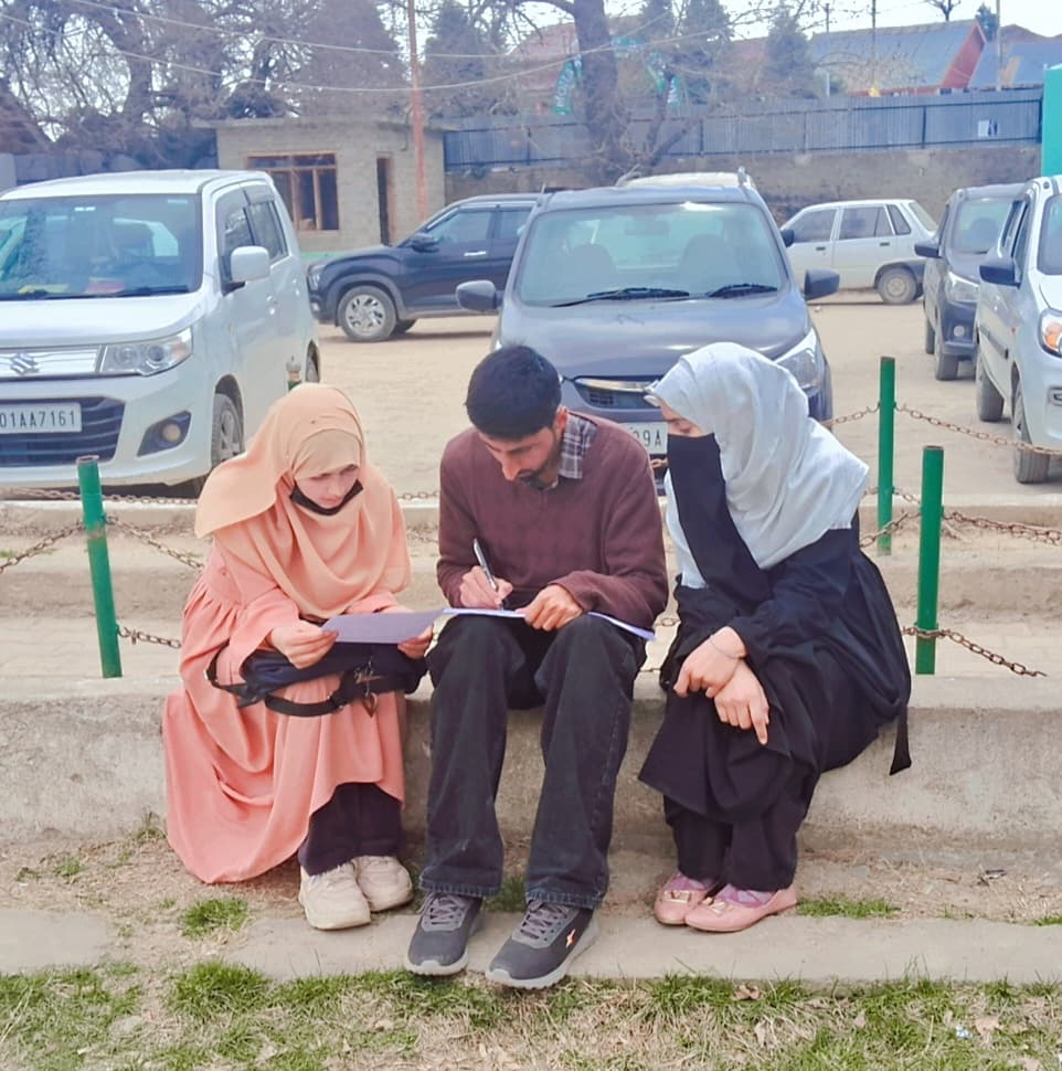 Congratulations! Both sisters performed well in the JKBOSE 10th-grade exams, Alhamdulillah.
#ShabnumHamid
#MehnazNisar