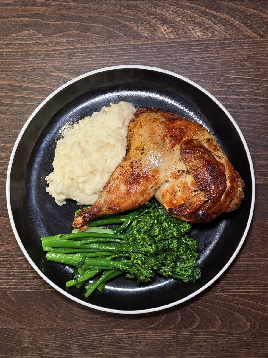 Big flavors, bigger cravings 🍗✨ Our Half Roasted Chicken, served with mashed potatoes and Broccolini, is the kind of meal that deserves a standing ovation 🎬🍴 #PlanetHollywood #DinnerAndAShow
