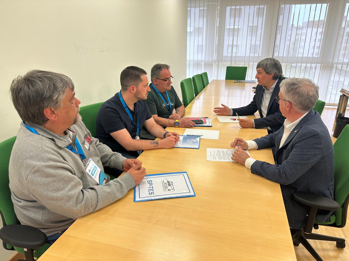 Hoy nos hemos reunido con el sindicato Sindicato de Profesionales del Transporte y Emergencias Sanitarias.

Este colectivo pide el reconocimiento de la
categoría profesional de los TES de Castilla y León.

🚑 Profesionales imprescindibles en el sistema sanitario de la Comunidad.