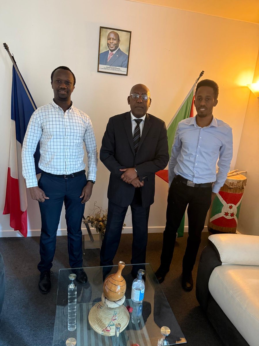 Ce 30/4/2025, SEM l’Amb du🇧🇮 en🇫🇷 a rencontré Dr Evariste NTARYAMIRA et M.Steve BIZIMUNGU représentants  d’un Réseau CUBIKL des Experts en Informatique basé à Paris. Ils ont échangé sur leur contribution dans la digitalisation du BURUNDI . ⁦<a href="/MAEBurundi/">MAECD</a>⁩ ⁦<a href="/NtareHouse/">Ntare Rushatsi House</a>⁩
