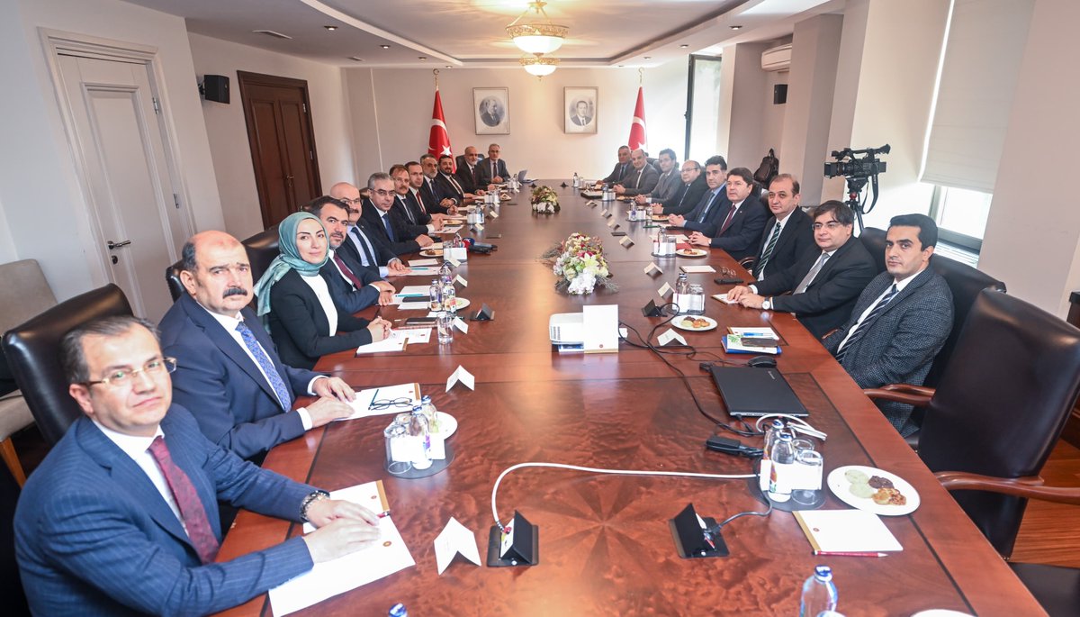 Cumhurbaşkanlığı Hukuk Politikaları Kurulu Başkanvekili Sayın Mehmet Uçum ve Kurul Üyeleriyle toplantıda bir araya geldik.

Adalet hizmetlerimizin etkinliğini daha da artırmak, Hukuk Devleti ilkesini daha da güçlendirmek, temel hak ve özgürlüklerin alanını daha da genişletmek