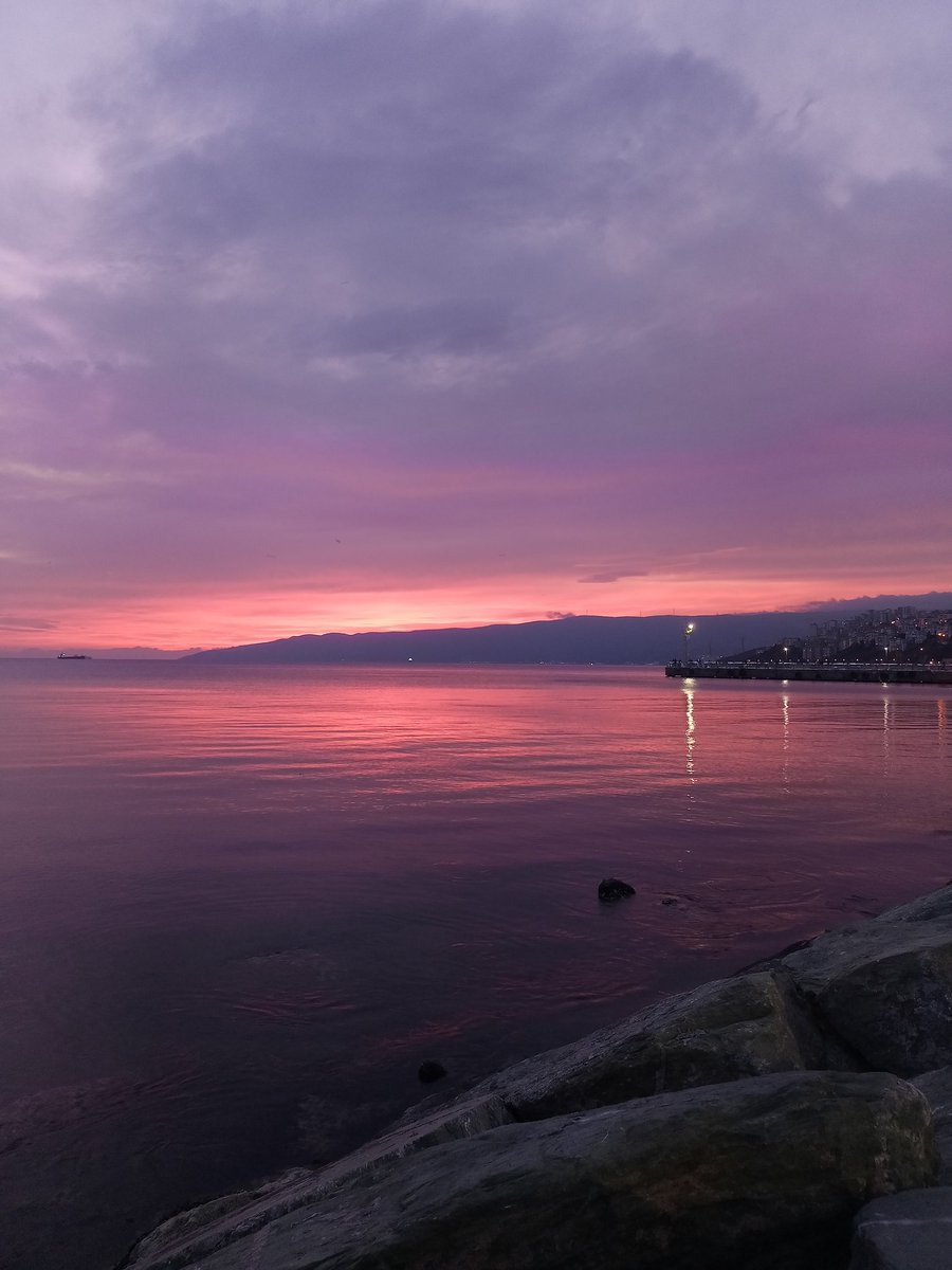 Sükût içinde serer deryâya reng-i şemsi gün,
Veda eyler zamâna, âh ile titrer zebûn.