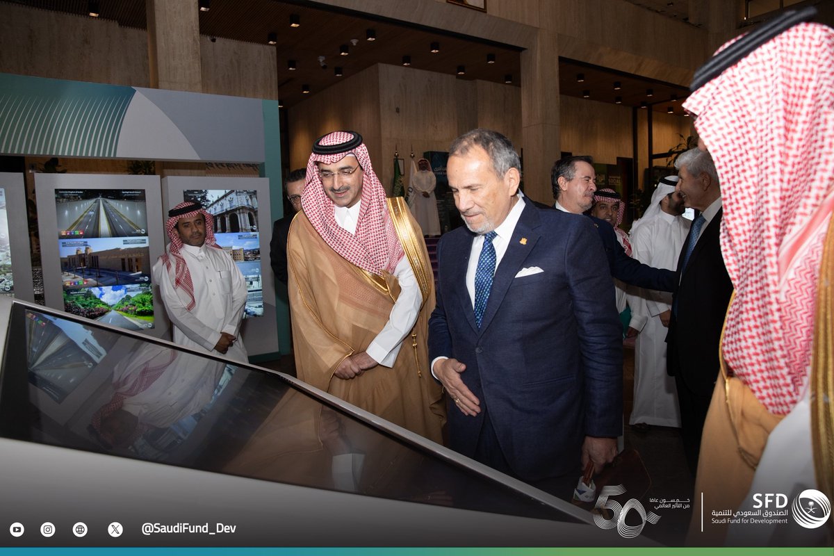 SaudiFund_Dev's tweet photo. واطلع معاليه خلال زيارته على معرضٍ لمسيرة الصندوق الممتدة لـ50 عامًا منذ تأسيسه، من خلال أبرز مشروعات الصندوق التنموية في مختلف الدول النامية حول العالم، وأثرها التنموي المستدام على المستفيدين.

#نزدهر_معًا
#SFD5 https://t.co/Knl17U8uIU