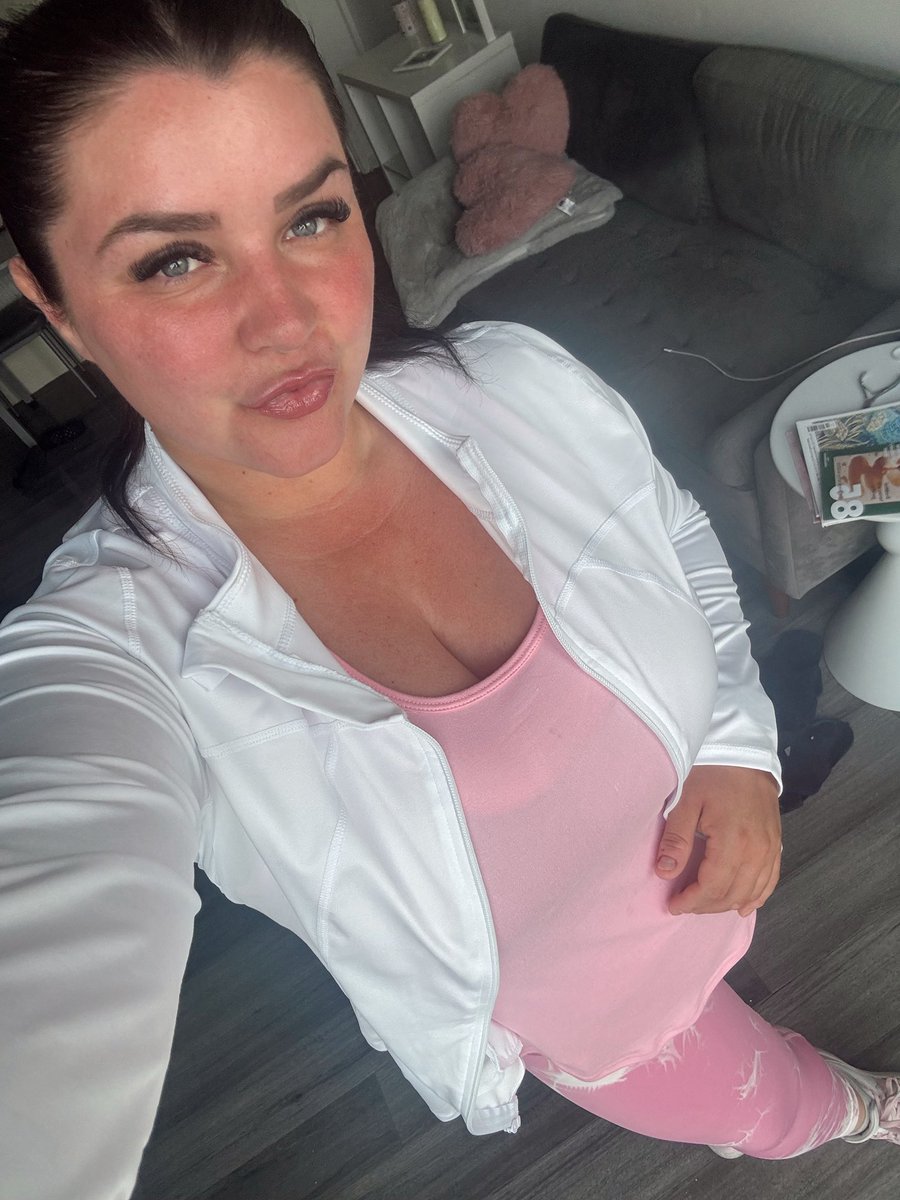 Busy week! Last exam on Tuesday and a 3000 word assignment then second year of uni is complete 🙌🏻 Found a love for the gym now I have a trainer and an actual plan in place 💪🏻