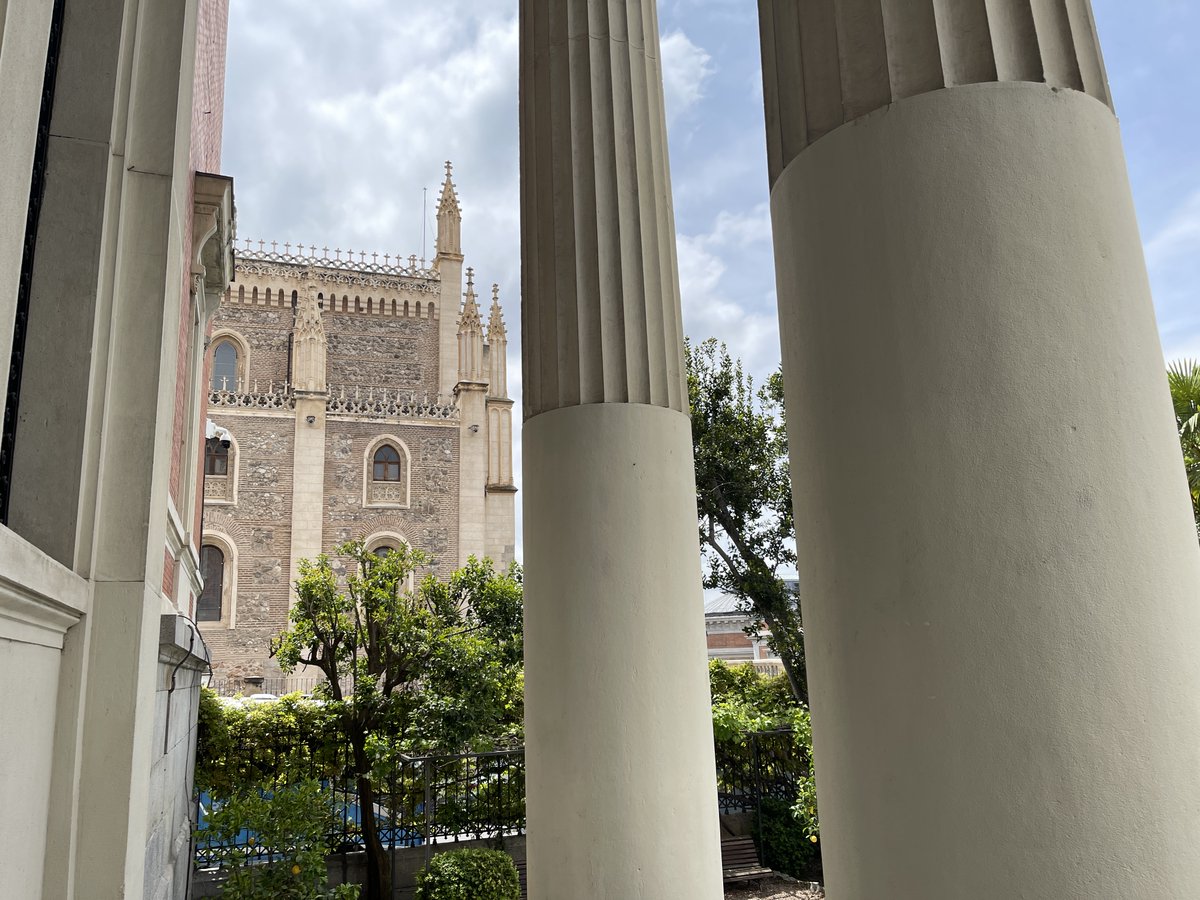 Desde hoy y hasta 29 jun, se puede visitar en la Real Academia Española la exposición «Los Machado. Retrato de familia».
Una delicia, emocionante, alegre y triste a la vez. La maravilla añadida es que la entrada se realiza por el jardín y la puerta principal, normalmente cerrada.
