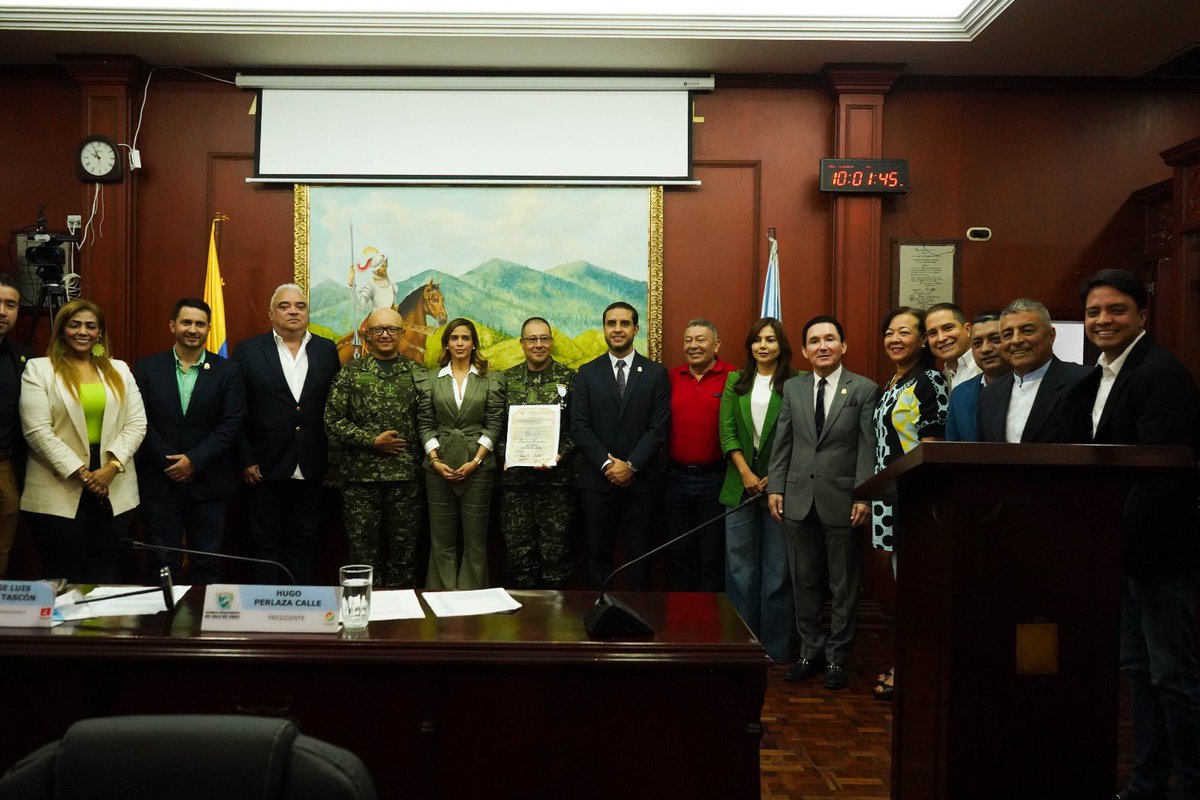 Mario Germán Fernández de Soto (@mariogermanfds) on Twitter photo Dios y Patria .
Un honor poder condecorar a los Coroneles Alvaro Carrillo y Gerardo Avillan con la Orden independencia vallecaucana en el grado cruz de caballero . <a href="/VCtieneasamblea/">AsambleaDelValledelCauca</a>
Siempre nuestro apoyo a las fuerzas militares de Colombia . <a href="/COL_EJERCITO/">Ejército Nacional de Colombia</a> Dios y Patria .
Un honor poder condecorar a los Coroneles Alvaro Carrillo y Gerardo Avillan con la Orden independencia vallecaucana en el grado cruz de caballero . <a href="/VCtieneasamblea/">AsambleaDelValledelCauca</a>
Siempre nuestro apoyo a las fuerzas militares de Colombia . <a href="/COL_EJERCITO/">Ejército Nacional de Colombia</a>