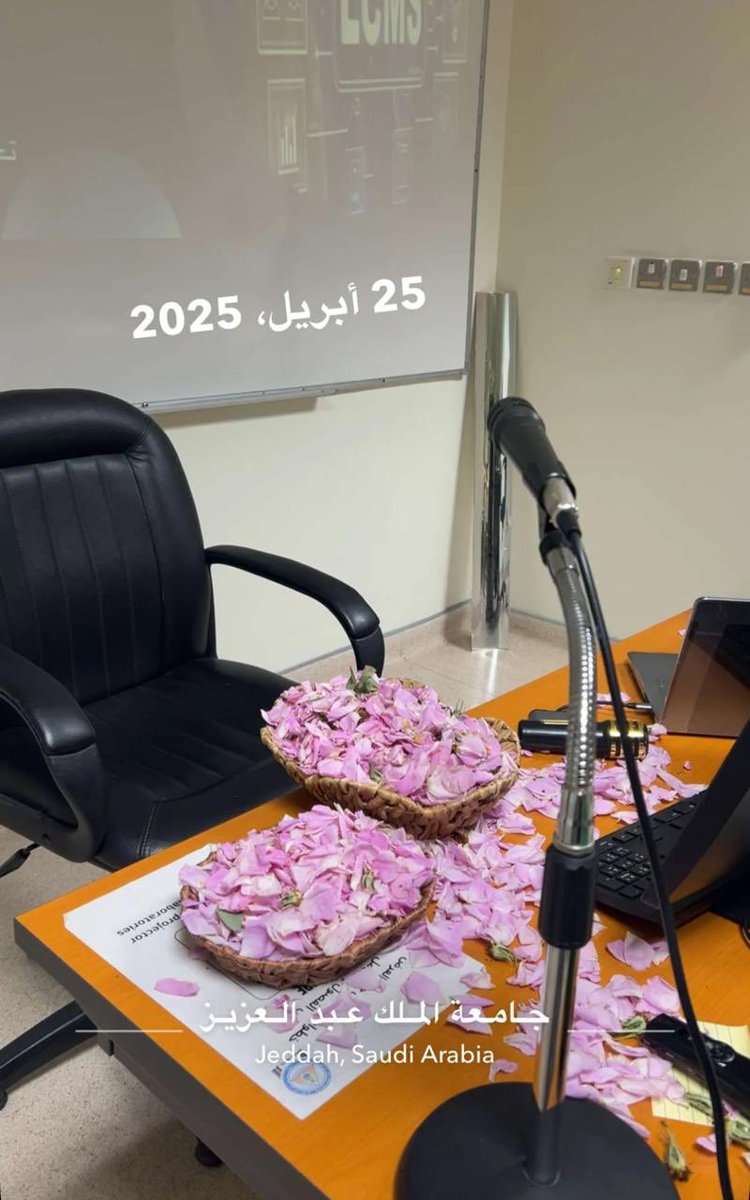 #نبارك_ونهنئ 
أ/ ليلى عبدالمحسن الشيخ
 تخرجها من جامعه الملك عبدالعزيز  بدرجه  #الماجستير
  تخصص تقنيات رقمية في التدريب والتعليم الإكتروني

وعقبال الدكتوراه
 
الف مبروووووك