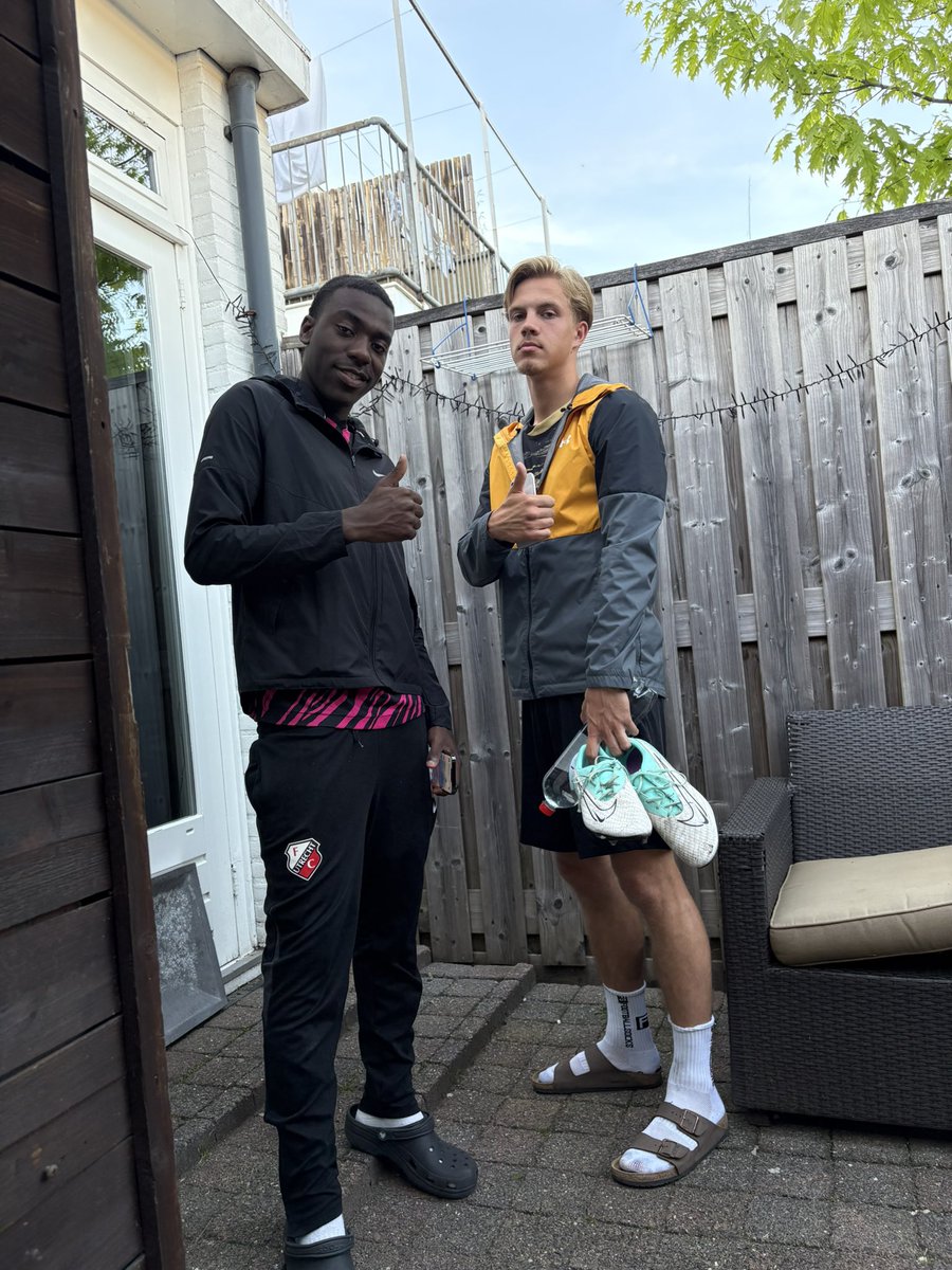 Maatjes zo lang al .. waar ze volgend seizoen ballen .. weet niemand … 
Gaan nu lekker voetballen met vrienden in zeist #vitesse #almerecity