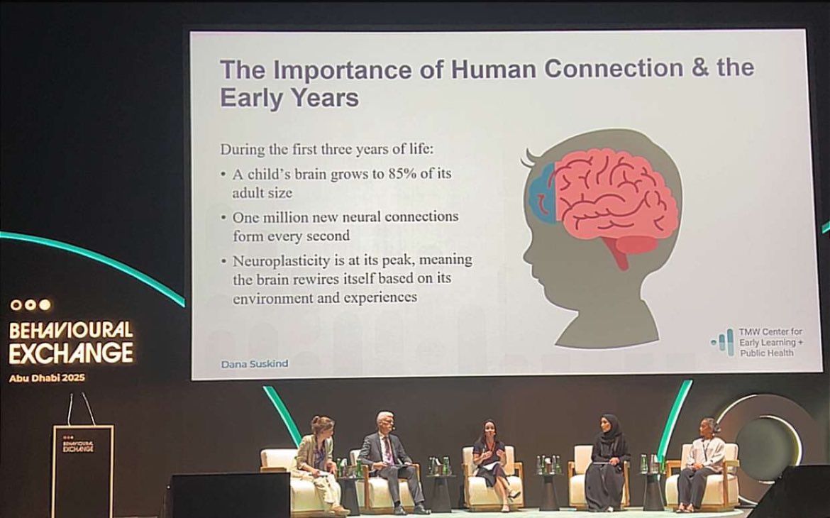 لماذا أول ٣-٥ سنوات في عمر الإنسان مهمة جدًا جدا؟

• حوالي ٨٥٪ من حجم الدماغ يتطور خلال هذه الفترة..

• الدماغ يكون في حالة نشاط كثيفة جدًا (تقريبًا مليون تشابُك عصبي يحدث في الدقيقة الواحدة)

• لذلك ما يحدث خلال هذه الفترة يُشكّل أنماط التفكير، والروابط العاطفية، والاستجابة