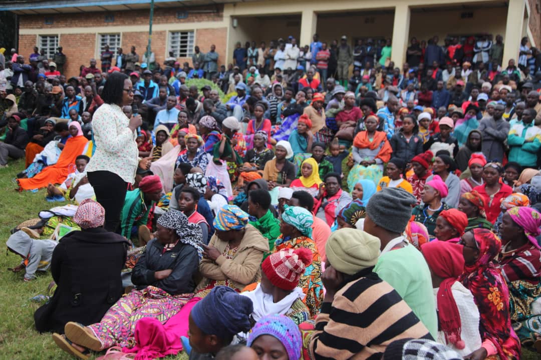 BureraDistrict's tweet photo. Muri gahunda ya DUHARI KU BWANYU; ku gicamunsi cy'uyu wa 3,Umuyobozi w'Akarere, @MukamanaSoline yasuye abaturage b'Akagari ka Ndago , mu Murenge wa Rusarabuye; abaganiriza kuri gahunda za Leta zinyuranye n'uruhare rwabo mu ishyirwa mu bikorwa ryazo;akemura n'ibibazo bamugejejeho. https://t.co/WHHRhE7MlJ