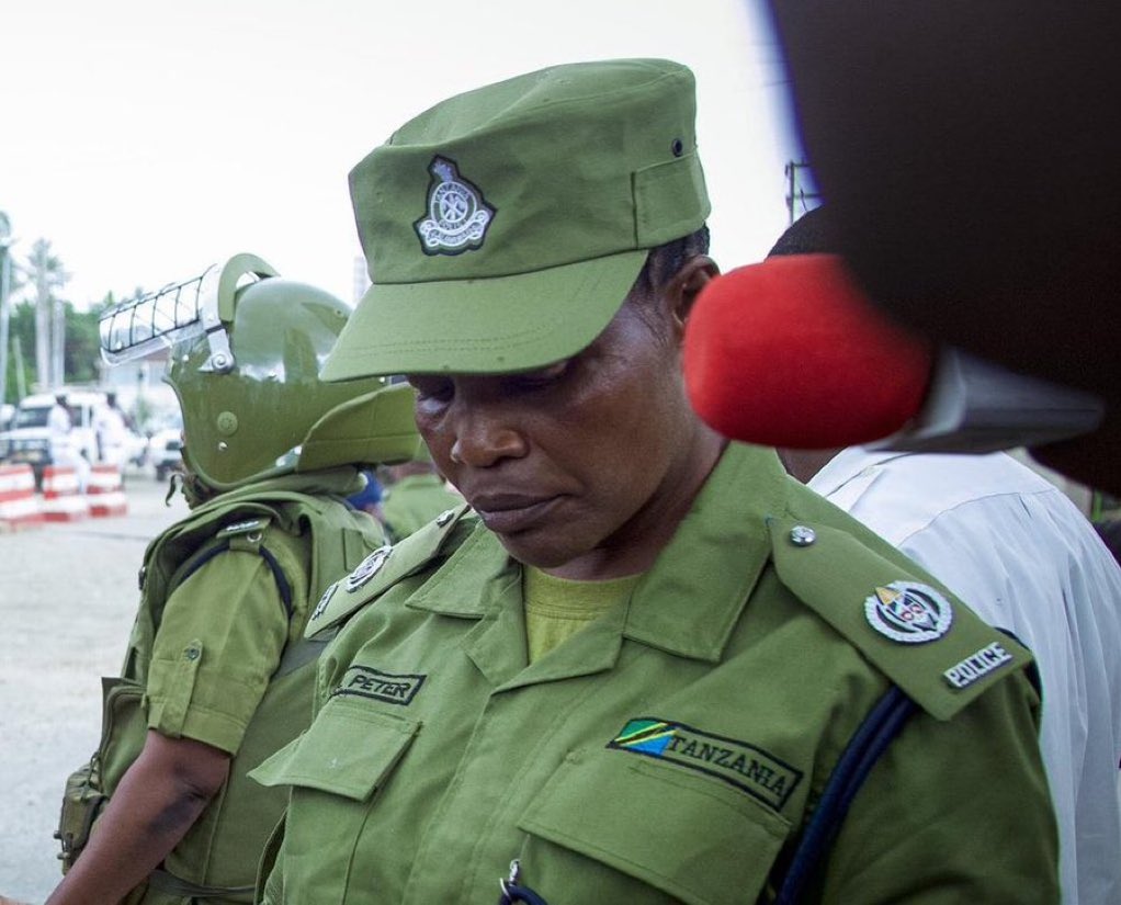 Mdude Nyagali (@mdudenyagali) on Twitter photo Utekaji na ukamataji holela wa wapinzani hauwezi kutunyamazisha kupaza sauti kwa unyama huu uliofanywa na polisi <a href="/tanpol/">Police Force TZ</a> . Mateso ambayo polisi mnatupa ni ya muda tu kwa kuwa mwaka huu kuna mabadiliko makubwa ya kiserikali. Tutakuwa na serikali mpya na kila askari kuanzia ngazi Utekaji na ukamataji holela wa wapinzani hauwezi kutunyamazisha kupaza sauti kwa unyama huu uliofanywa na polisi <a href="/tanpol/">Police Force TZ</a> . Mateso ambayo polisi mnatupa ni ya muda tu kwa kuwa mwaka huu kuna mabadiliko makubwa ya kiserikali. Tutakuwa na serikali mpya na kila askari kuanzia ngazi
