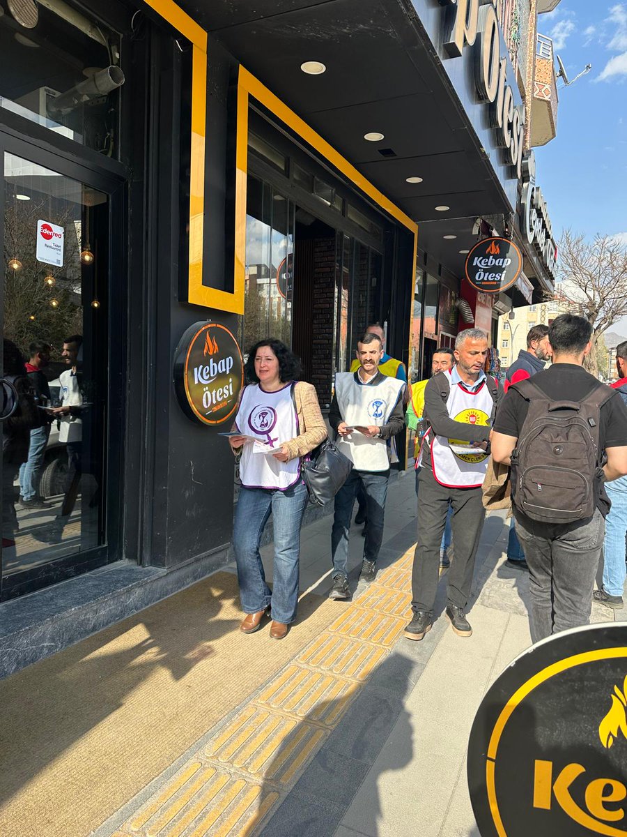 KESK MYK üyesi Döne Gevher, işkolu sendikalarının MYK üyeleri ve KESK Van Şubeler Platformu üyeleri ile bildiri dağıtarak 1 Mayıs çağrısında bulundu. 
#1MayıstaAlanlardayız