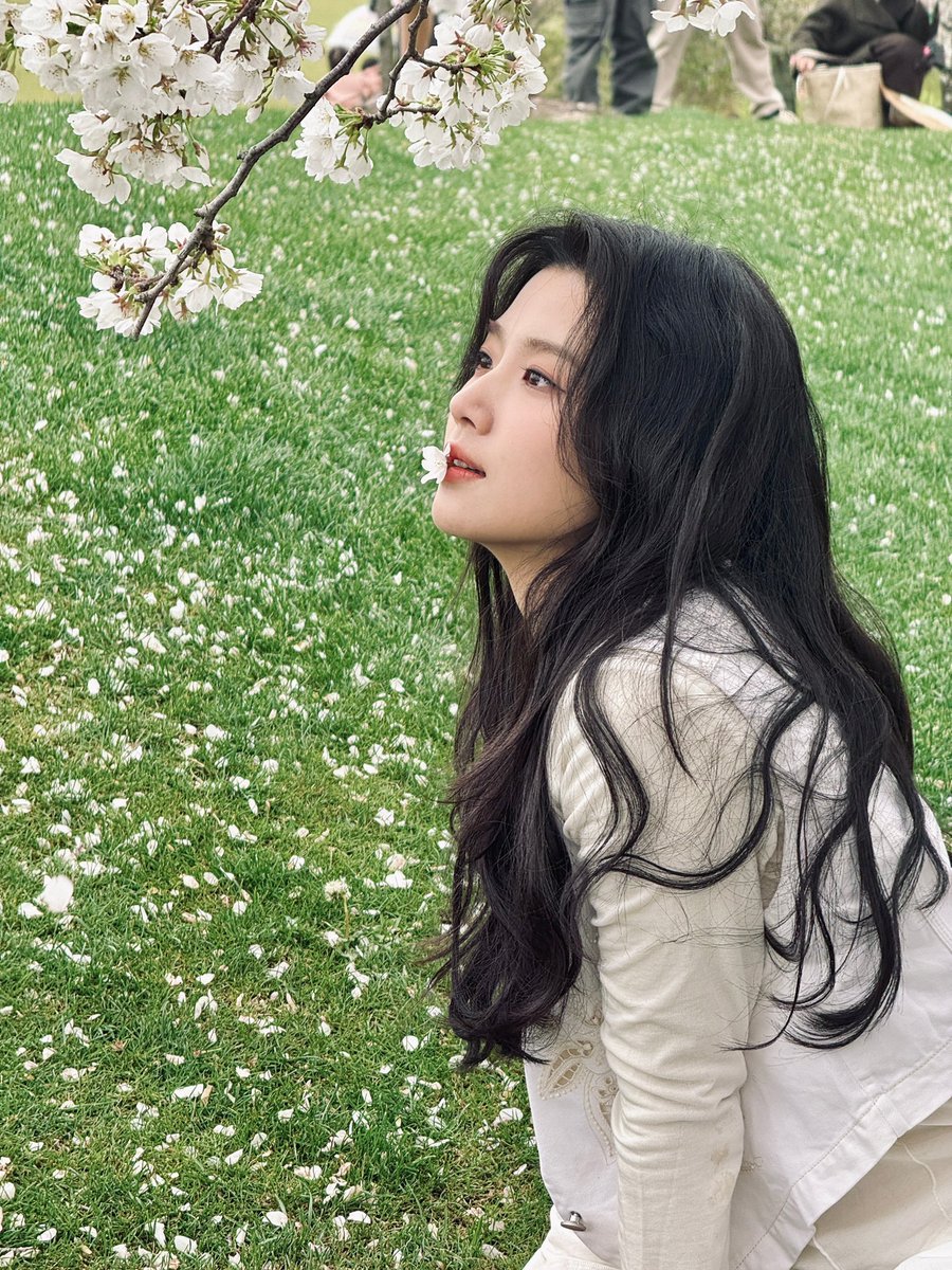 #누구보다_빠른_5월_최애_선점
시간이 흘러 벌써 5월이 되었네요!
5월에 장해전이 온다는 카더라가 있던데 
진실이였으면..🥹
현생 땜에 자주는 못오지만 가끔옵니다 
이번달도 행복하게 보내세용💙