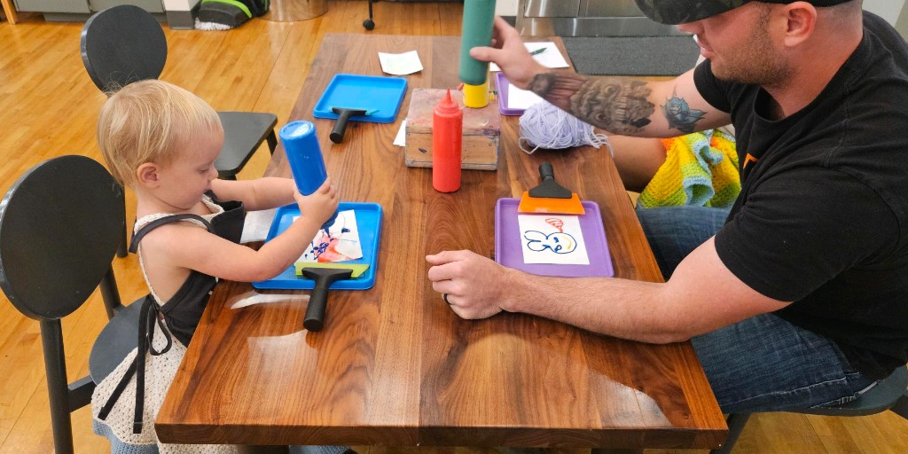 Creative Forces (@nea_cfnetwork) on Twitter photo This #MonthoftheMilitaryChild, learn how <a href="/greentrike_org/">Greentrike</a> created the first children's museum on a military base. Their Sparks program <a href="/JBLM_PAO/">Joint Base Lewis-McChord</a> gives military families creative spaces to connect & play through art.
🔗 : creativeforcesnrc.arts.gov/news/how-a-loc… #CreativeForces #PurpleUp <a href="/NEAarts/">Nat'l Endow f/t Arts</a> This #MonthoftheMilitaryChild, learn how <a href="/greentrike_org/">Greentrike</a> created the first children's museum on a military base. Their Sparks program <a href="/JBLM_PAO/">Joint Base Lewis-McChord</a> gives military families creative spaces to connect & play through art.
🔗 : creativeforcesnrc.arts.gov/news/how-a-loc… #CreativeForces #PurpleUp <a href="/NEAarts/">Nat'l Endow f/t Arts</a>