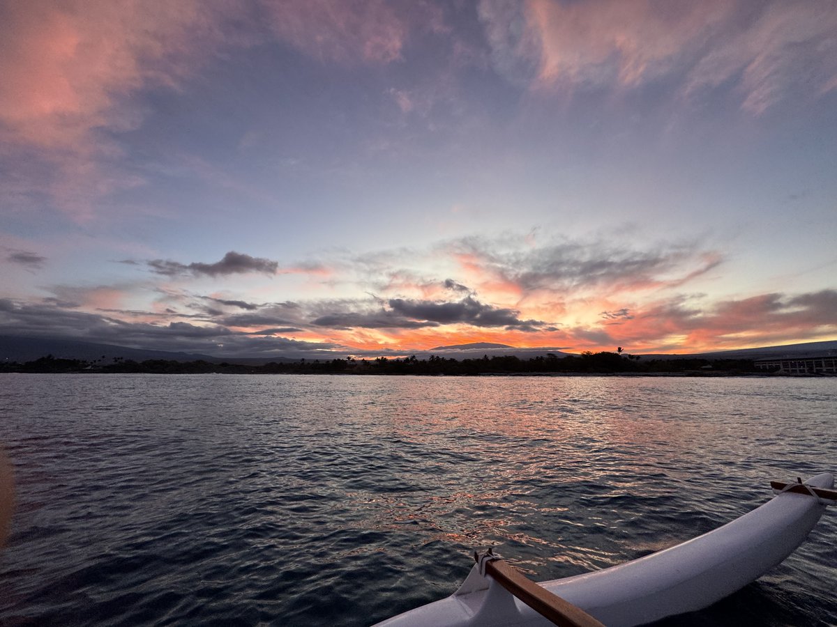 Paddle through Pauoa Bay with our Hui Holokai Beach Ambassadors and greet the day with a traditional Hawaiian canoe adventure. 🌅 🌊 fairmontorchid.com/experience/bea…