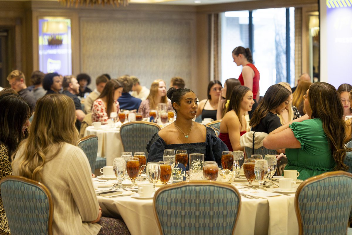 Congratulations to our Golden Eagle Award winners! We are so proud of your strive for excellence on the court and in the classroom 📚✨

#RaiseTheFlag | #BigSkyVB