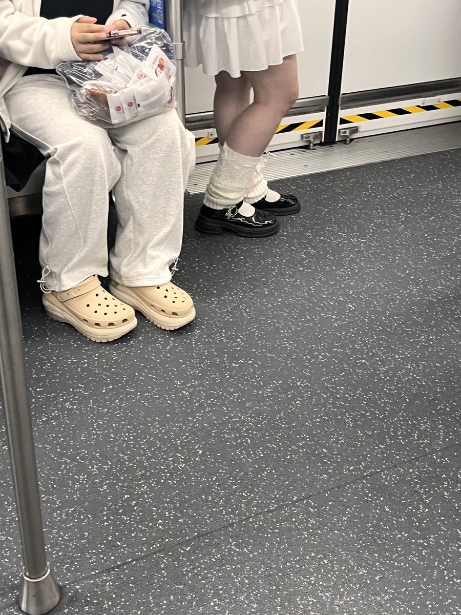 更新下地铁偷拍
#地铁顶臀 #地铁偷拍 #jk #打胶射鞋