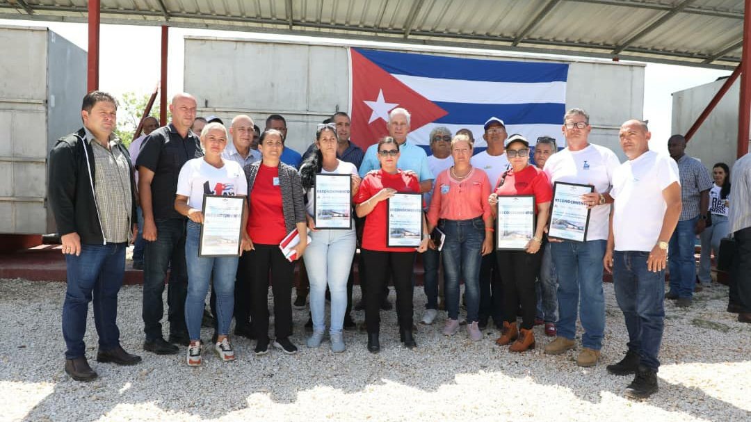 En la visita al municipio #Florencia recorrimos áreas productivas y participamos en la inauguración de la Planta Potabilizadora. En ambos lugares compartimos con sus trabajadores, quienes demuestran que en tiempos difíciles se puede salir adelante. #GenteQueSuma