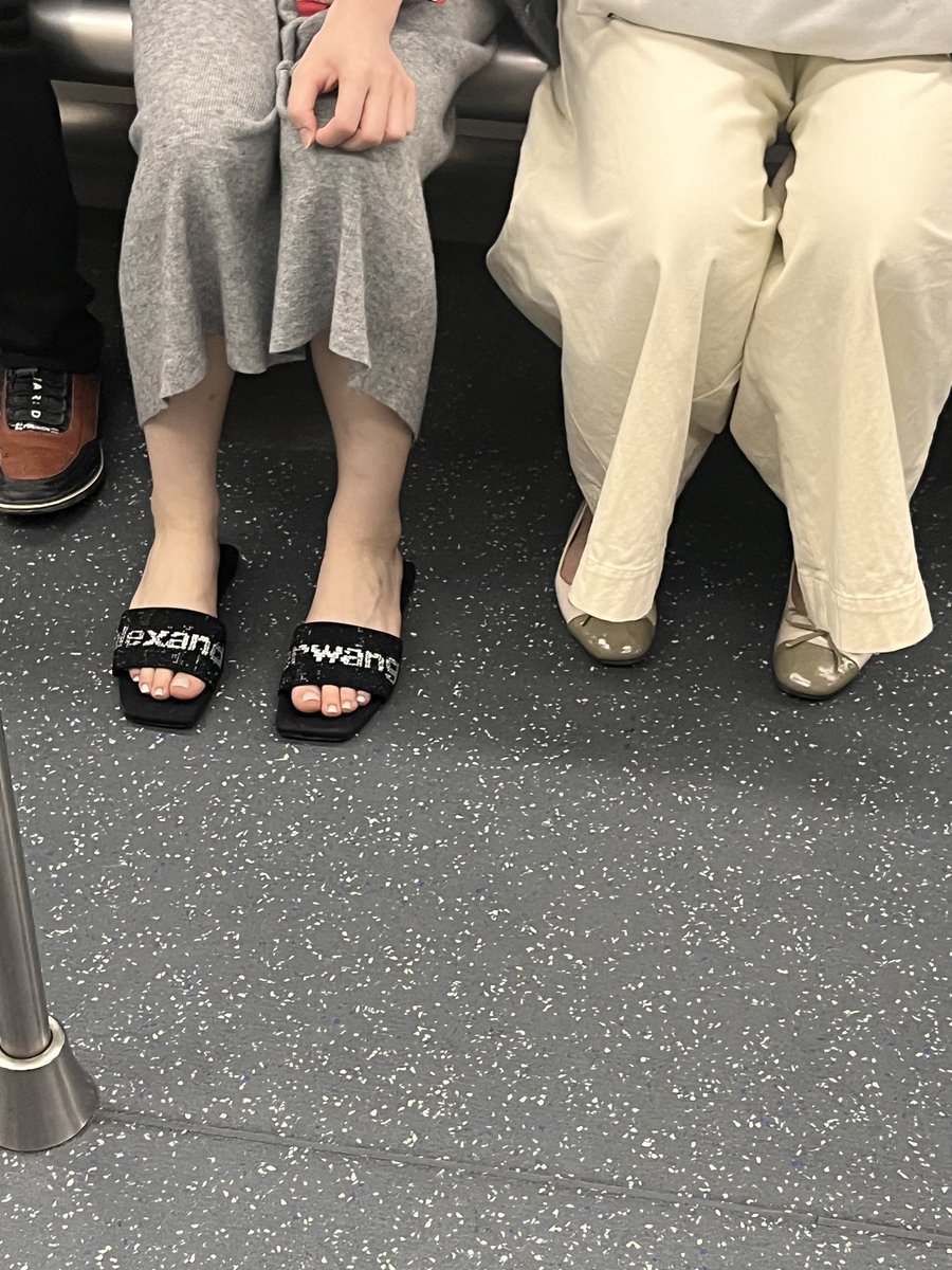 美鞋配美人
#地铁顶臀 #地铁偷拍 #jk #打胶射鞋