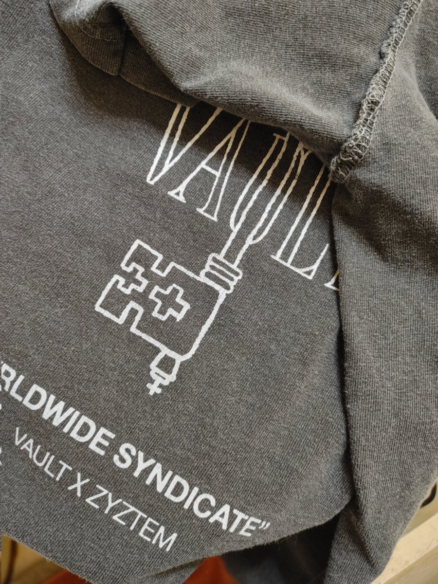 reverse stitch <a href="/VAULT_dh/">V̶A̶U̶L̶T̶</a> x <a href="/zyztem_/">𝔷𝔶𝔷𝔱𝔢𝔪</a> tee today 🗝️