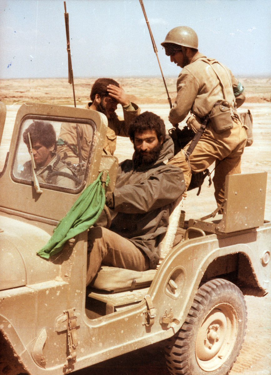 MeshkatShohada's tweet image. "والله قسم وقتى کمى از فشار کارم کم مىشود در خود احساس ضعف و کوچکى مىکنم. آخر میدانید اى امت شهیدپرور ایران امروز در شرایطى هستم که لحظهاى غفلت، خیانت به اسلام و قرآن است."
شهید محسن وزوایی