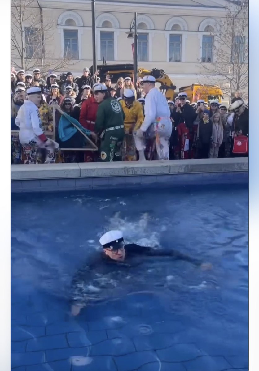 Tapio Määttä (@tapiomaatta) on Twitter photo Kunnia olla 52. Kuopiossa uitettava professori. Hieno vappuperinne! Kunnia olla 52. Kuopiossa uitettava professori. Hieno vappuperinne!