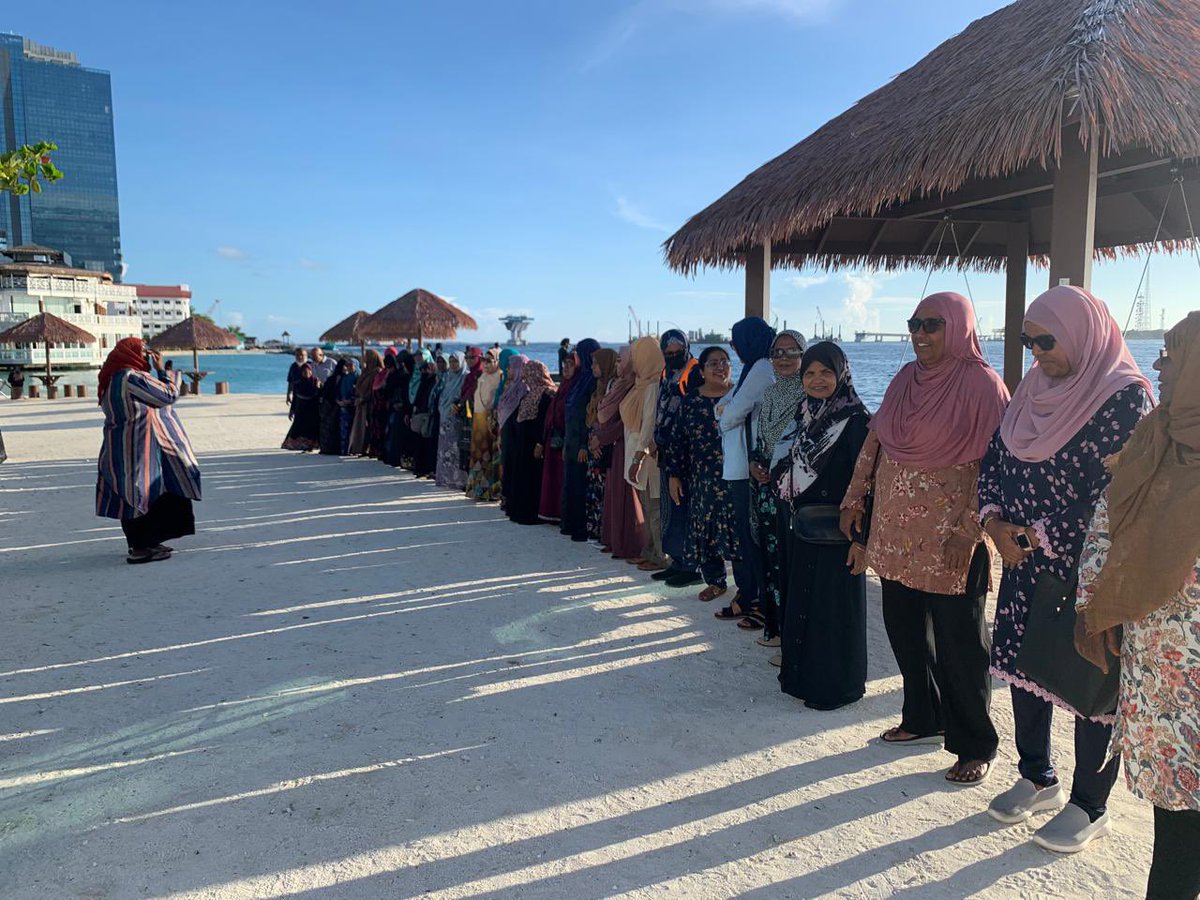 މިއަދު އިސްރަށްވެހިންގެ ނާދީ މެންބަރުންގެ ހަފްތާ ސައި ބޭއްވިފައި ވަނީ ރަސްފަންނުގައި. 

މެންބަރުން ވަނީ ރަސްފަންނުގައި ހިނގާލާ ހިތްފަަސޭހަ މާޙައުލެއްގައި  ވަގުތުކޮޅެއް ހޭދަކޮށްފައި.
މި ހަރަކާތުގައި 32 މެންބަރުން ބައިވެރިވެފައިވޭ.