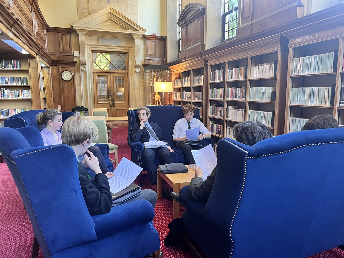 Upp_English's tweet image. A huge thank you to this U6th pupil who gave an inspiring talk to the U5th ahead of their upcoming GCSE Literature exam.