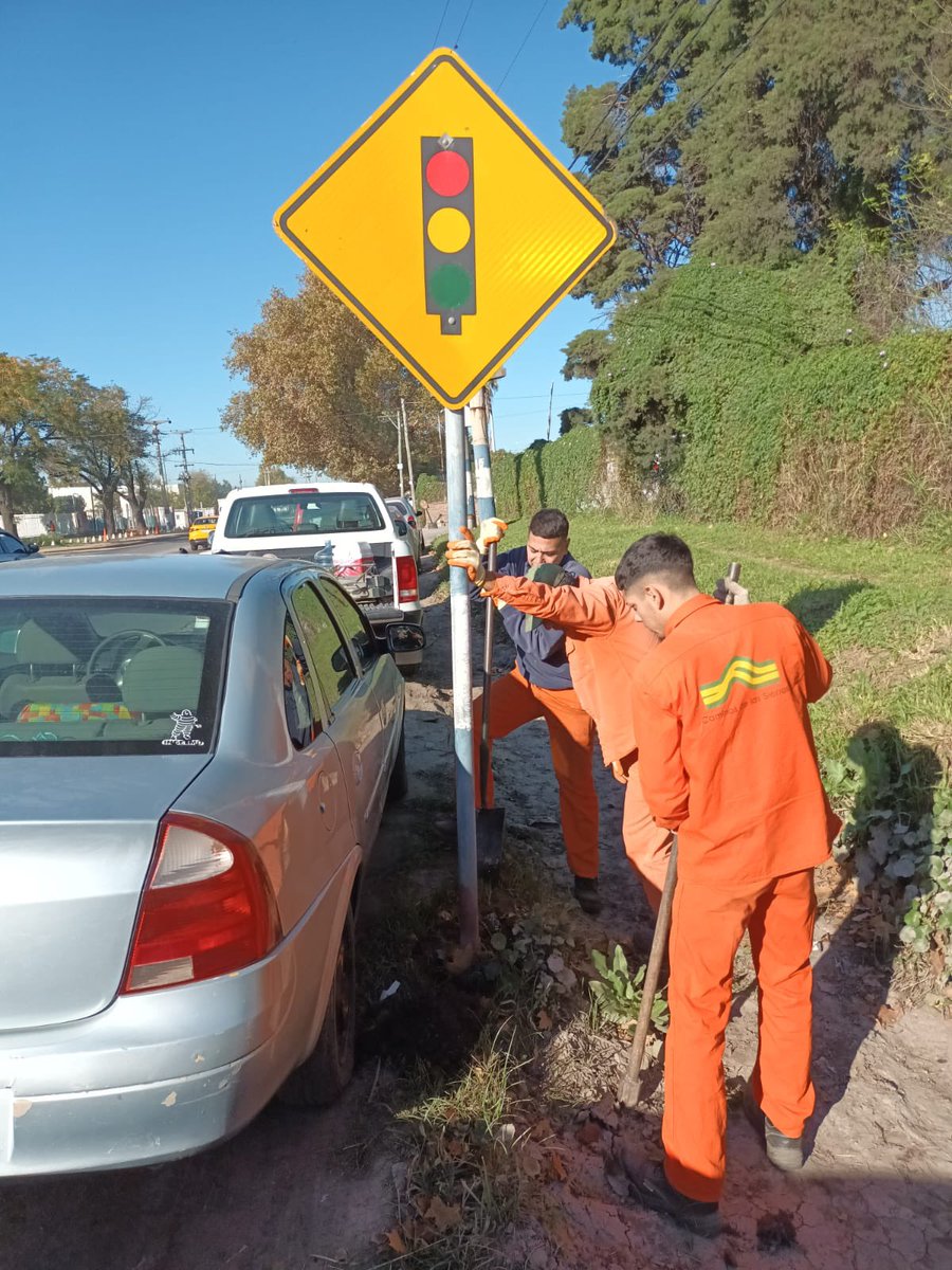 CamdelasSierras's tweet image. 🚸 Personal de Señalización repara y corrige señales de #tránsito ubicadas a lo largo de la #Ruta36.