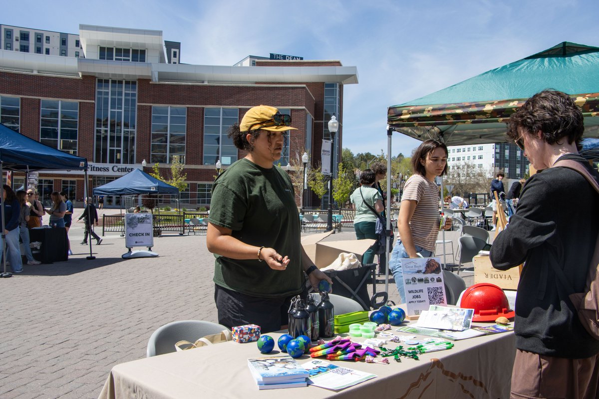 Thank you to everyone who showed up to both of our Earth Week events! We hope you all found the Earth Day vendors helpful, and we hope you all found some cool new clothes at Thrift Swap! To see more photos, click these links: flic.kr/s/aHBqjCaMXp , flic.kr/s/aHBqjCaN5Z