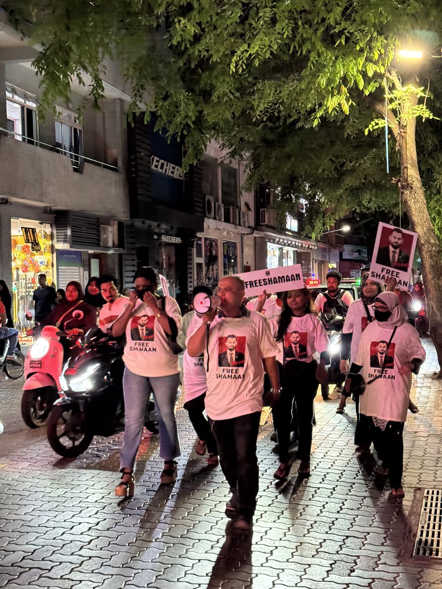 HKurusee's tweet photo. #FreeShammaan protest also happening. 

I fear Appathurey @min_mohst will arrest @hadhoo if she continues this any longer. https://t.co/kyTD47oZGp