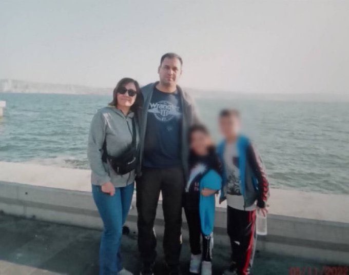 Kadinn_Sesi's tweet photo. Şanlıurfa 5. Ağır Ceza Mahkemesi tarafından “ByLock kullanmış olabileceği” ihtimali üzerine  ceza alan ev hanımı Yazgül Dural, 8 Kasım 2022ʼden bu yana tutsak. Duralʼa, cezaevinde hidrosefali teşhisi konuldu. Sık sık baş dönmesi, kusma, denge kaybı yaşayan Dural, kişisel bakımını tek başına yapamıyor.

"Sağlığı cezaevinde kalmaya elverişli değildir" raporu olmasına rağmen hasta kadın tahliye edilmiyor. Dural'ın eşi de tutuklu. Gerideki 2 çocuğuna ise kayınpederi bakıyor.

@eceuner12 
#KadınınSesi
DenetimliHakkımı Verin