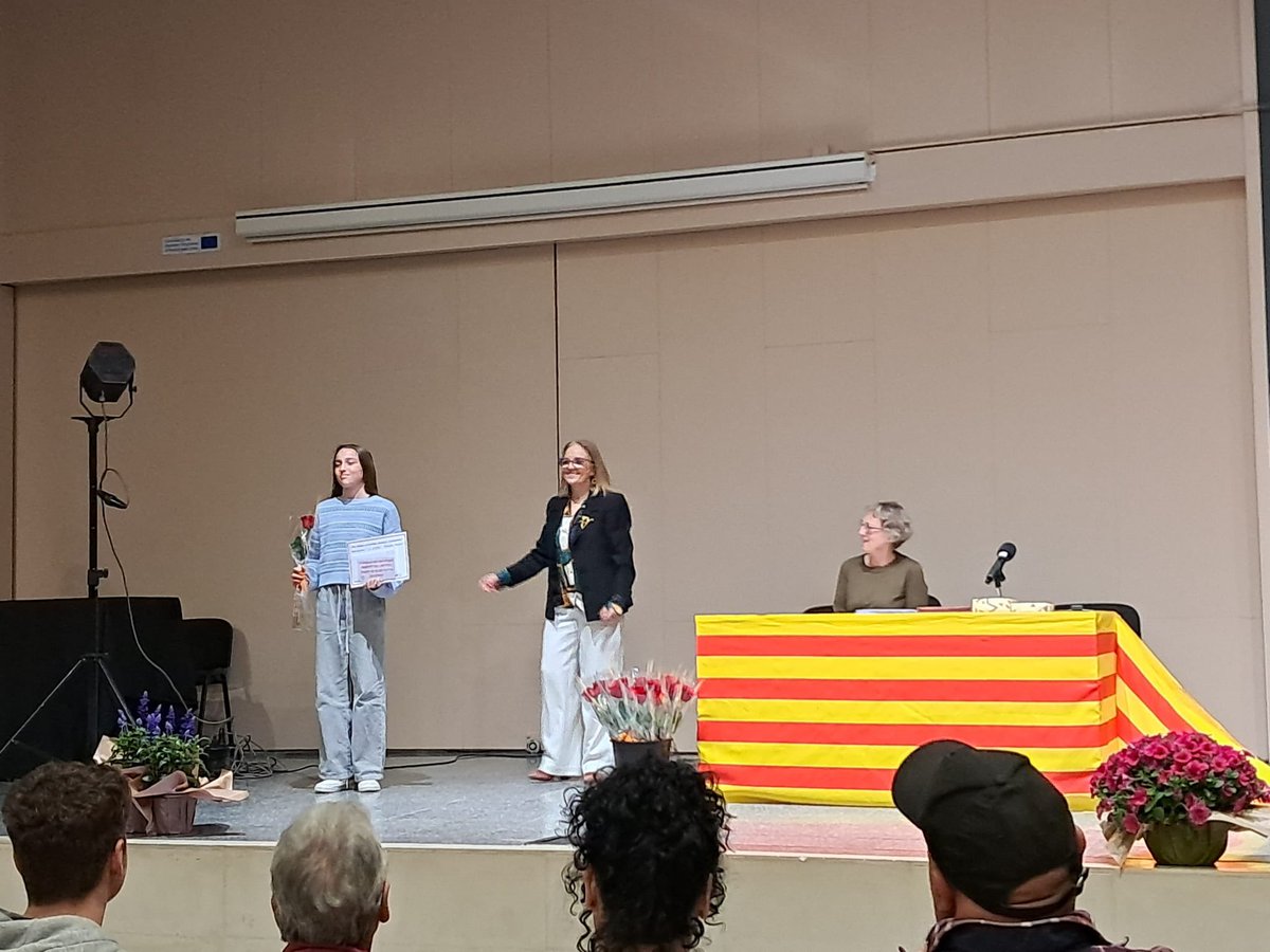 Sira Alier Freixer ha obtingut el 2n premi de narrativa per a alumnes de 1r d'ESO del 25è Premi literari Àngels Viladomat de l'Institut Jaume Callís. Moltes felicitats! 🌹#somlesmargues #curs20242025 #premi #narrativa