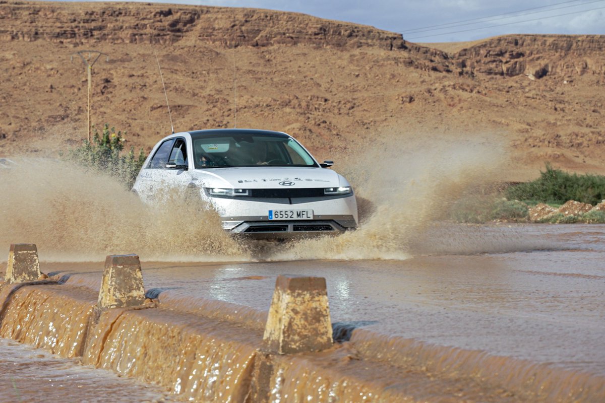 Imágenes de la 21º edición del Desierto de los Niños✨ Una iniciativa solidaria que cuenta con 16 modelos Hyundai, entre los que encontramos nuestro #ONIQ5, #KONA, #TUCSON y #SANTAFE, y un solo objetivo, ayudar a los pueblos más desfavorecidos del sur de Marruecos.