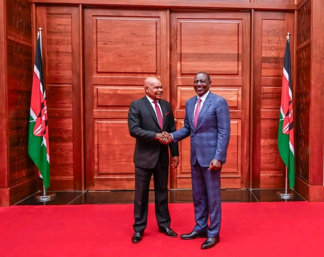 Rais Ruto amemteua Profesa Makau Mutua kama mshauri mkuu wa masuala ya kikatibu katika afisi ya rais. Makau ni mwandani wa Kinara wa ODM Raila Odinga.