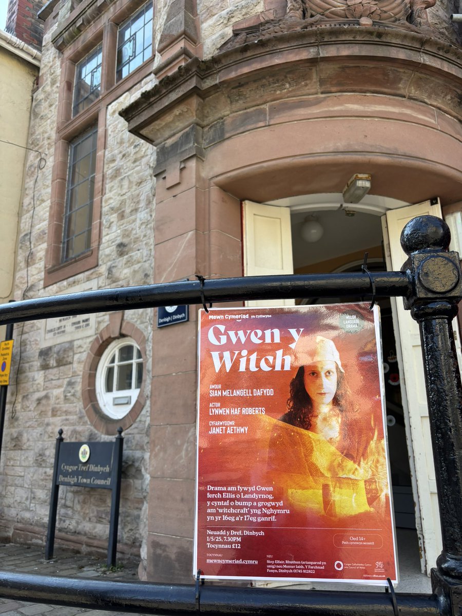 Y criw yn cymryd seibiant o’r ymarfer, ac yn edrych mlaen at agor y daith Nos Iau YMA yn Neuadd y Dre, Dinbych.