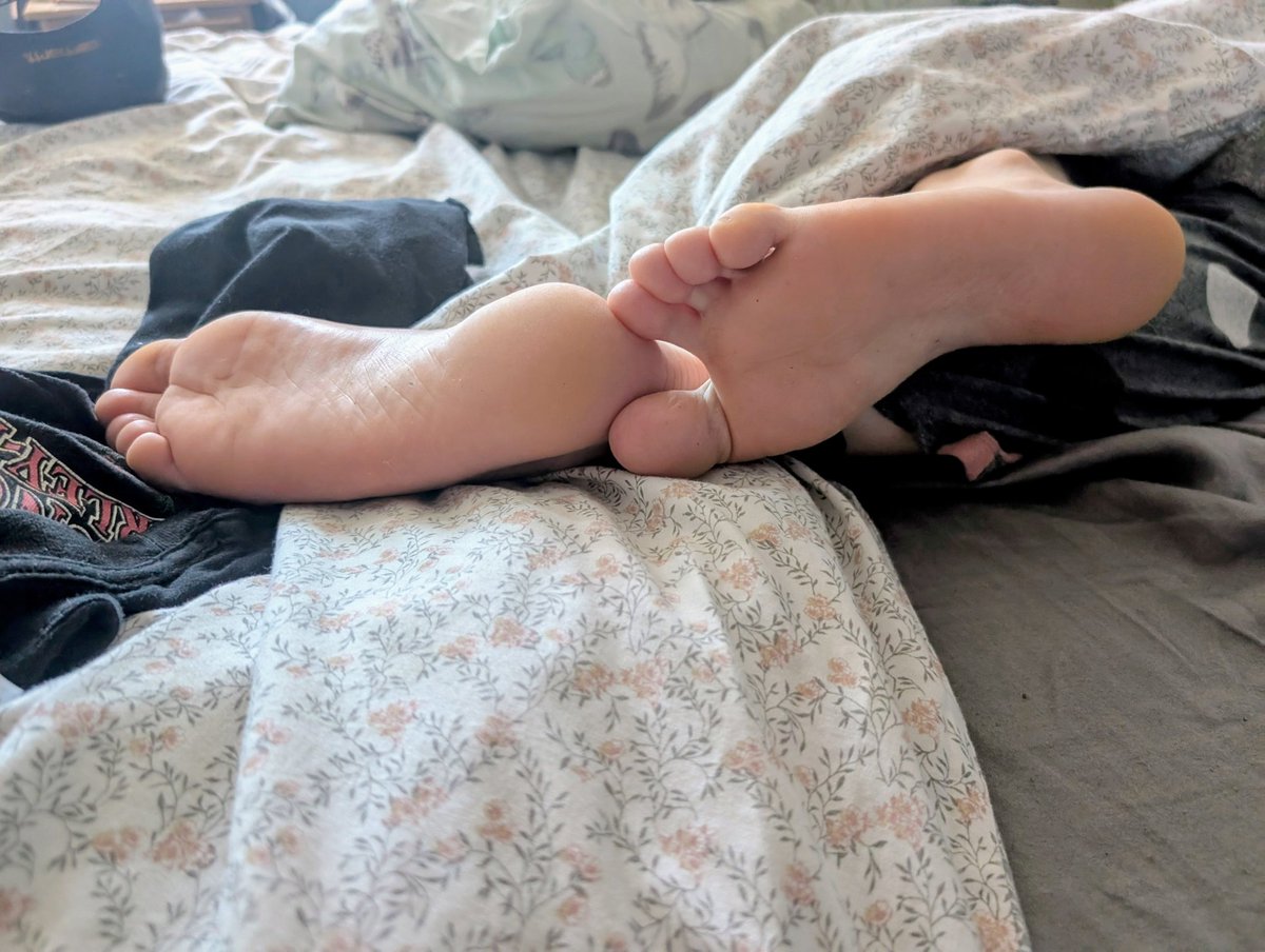My sleepy feet poking out the end of the bed. How would you react to seeing my soles like this? 👣❤️💋