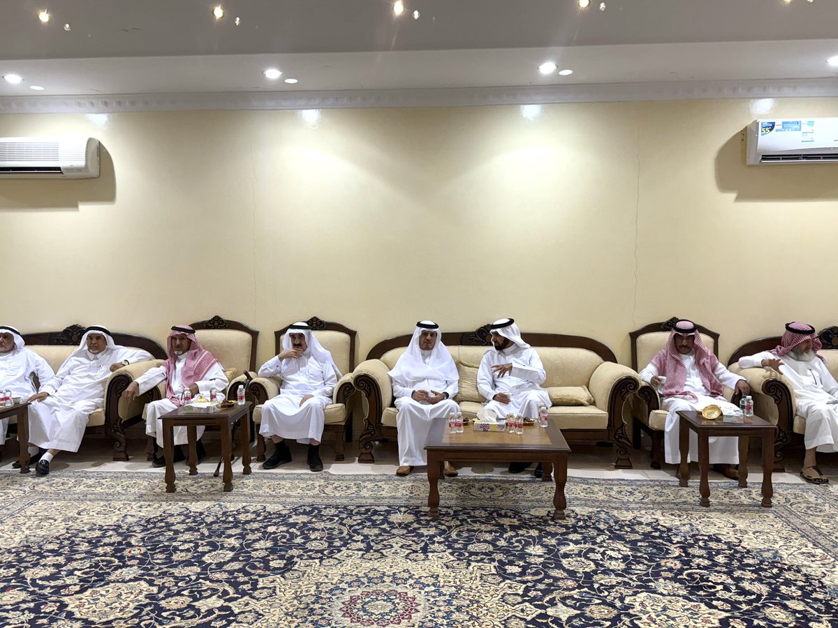 معالي الدكتور ناصر بن عبدالعزيز الداود نائب وزير الداخلية يعزي إخوة وأبناء الفقيد الشيخ ناصر بن محمد بن هديب آل عبدالله رحمه الله