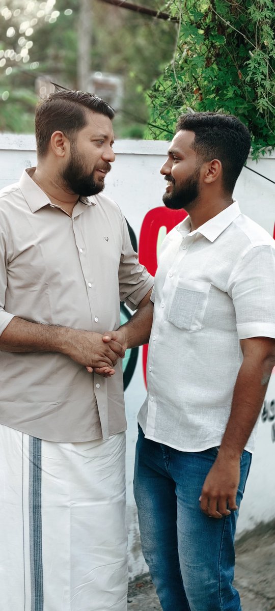നേർവഴി...🥰
നേതൃത്വം.... 
ഉമ്മൻ ചാണ്ടിയുടെ തനി പകർപ്പ്.... ഷാഫിക്കാ..💕