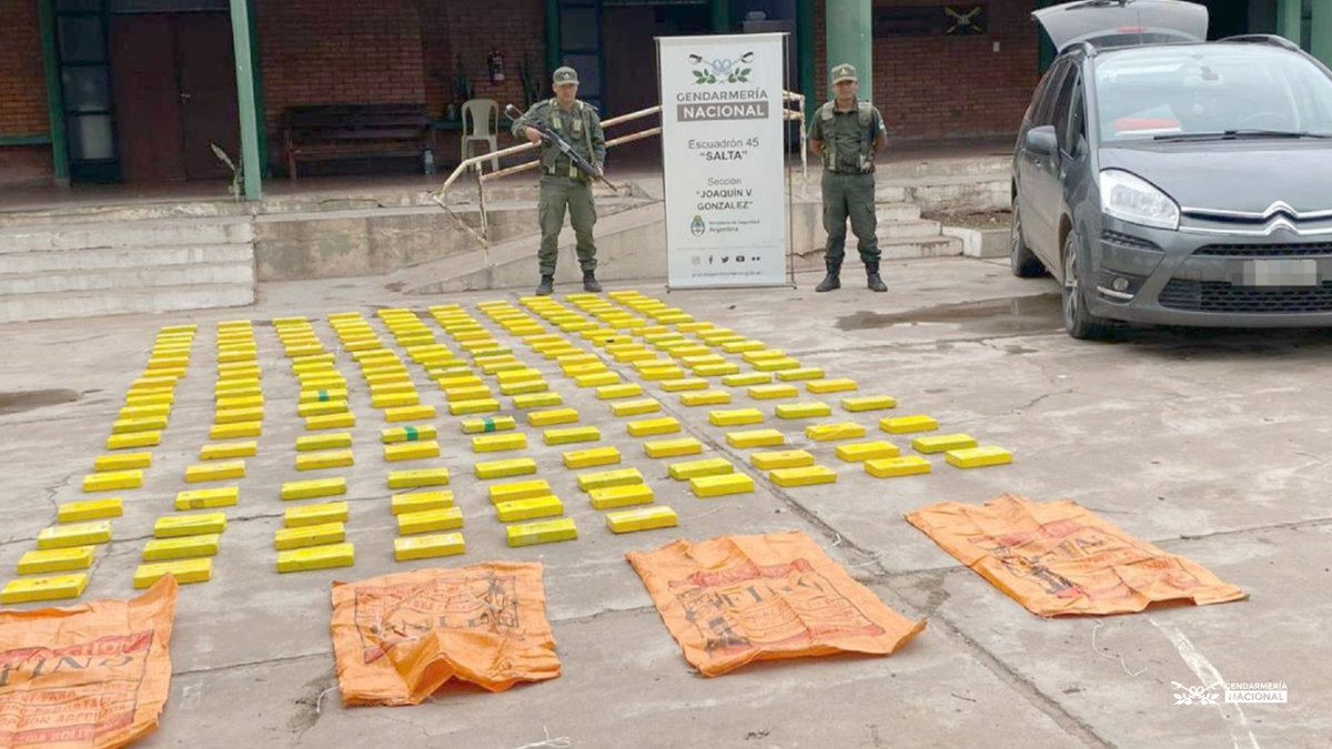 #Salta 

⭕️Efectivos del Escuadrón 45 detuvieron la marcha de un vehículo sobre la RP 30. Al inspeccionarlo descubrieron dobles fondos debajo del la alfombra y otros sectores. Allí se ocultaban “ladrillos” con más de 194 kilos de cocaína. El conductor quedó detenido.