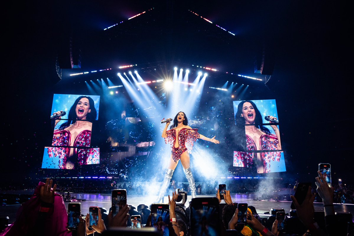 katyperry's tweet image. TE AMO MEXICO 🇲🇽
I’m beyond grateful to have kicked off The Lifetimes Tour with YOU this past week with 5️⃣ sold out shows in Mexico City & Monterrey‼️
Thank you so much for all the effort you put into your timeline outfits, bringing the most incredible energy every night, and…