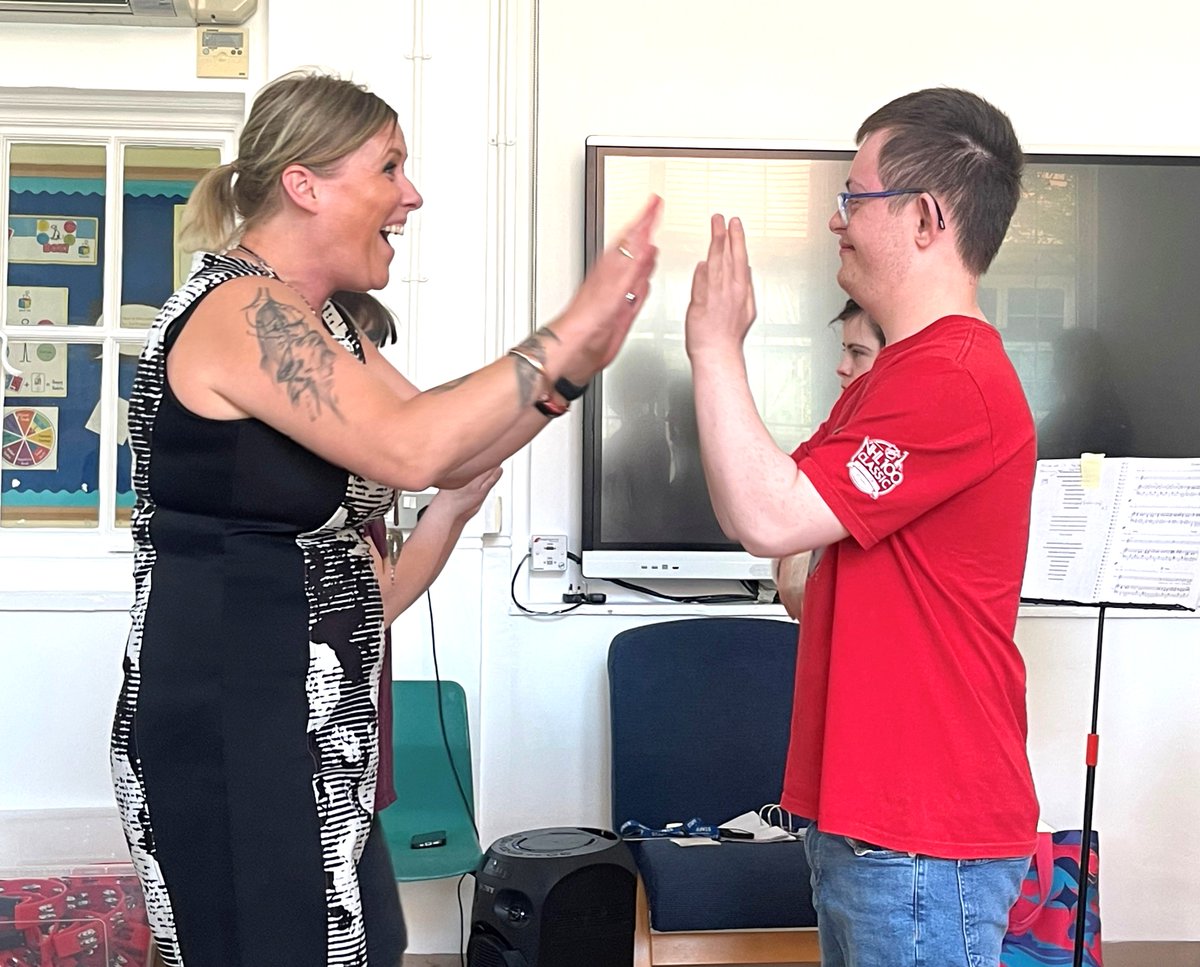 MMPPorts's tweet image. 🎉 We had a blast at Portsmouth MMP tonight! We danced, we sang, we signed, we drummed – we kicked off with our new ‘getting to know you’ song, rocked a bit of retro with our Country Roads sign along, &amp;amp; we even shook it off to a bit of Taylor Swift! 💃🥁🎤✨