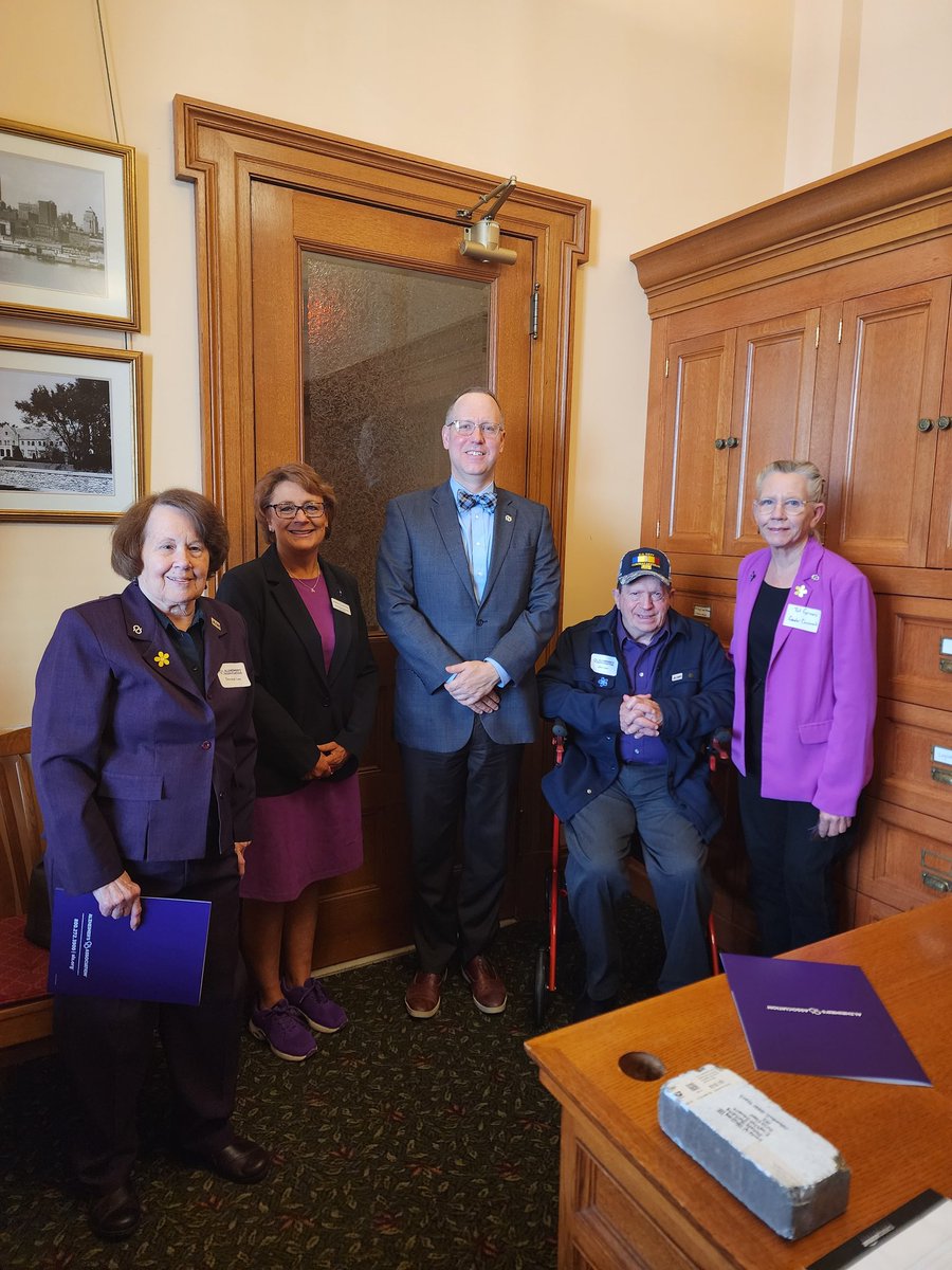 Thank you @senatorloublessing for meeting with <a href="/ALZCin/">ALZ Cincinnati</a>! And for your support! #endalz