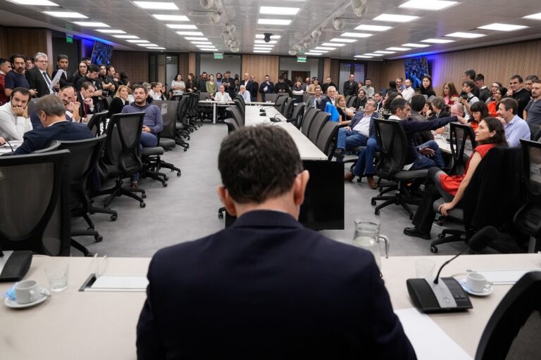 4PAgenda's tweet image. Fracasó la elección de autoridades de la #Comisión por el #Criptogate y la oposición busca votar su presidente en una sesión
#Diputados

agenda4p.com.ar/2025/04/30/fra…