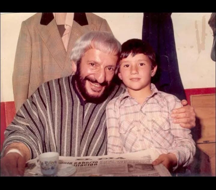 pachabreccia's tweet photo. @PauKaradagian Feliz Cumple Genio , dejo esta foto en el Club Atenas de la Plata yo tenia 8 a 9 años hoy tengo 48 , terrible experiencia entrar al vesturario con el fotografo que caminaba por el pasillo y al fondo hacia donde ibamos, estaba ella La Momia sentanda y el fotografo nunca paraba y . https://t.co/yc00zNNzc3